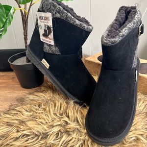 Hello, l check out these beautiful new booties Muk Luks brandSize8 True to size.